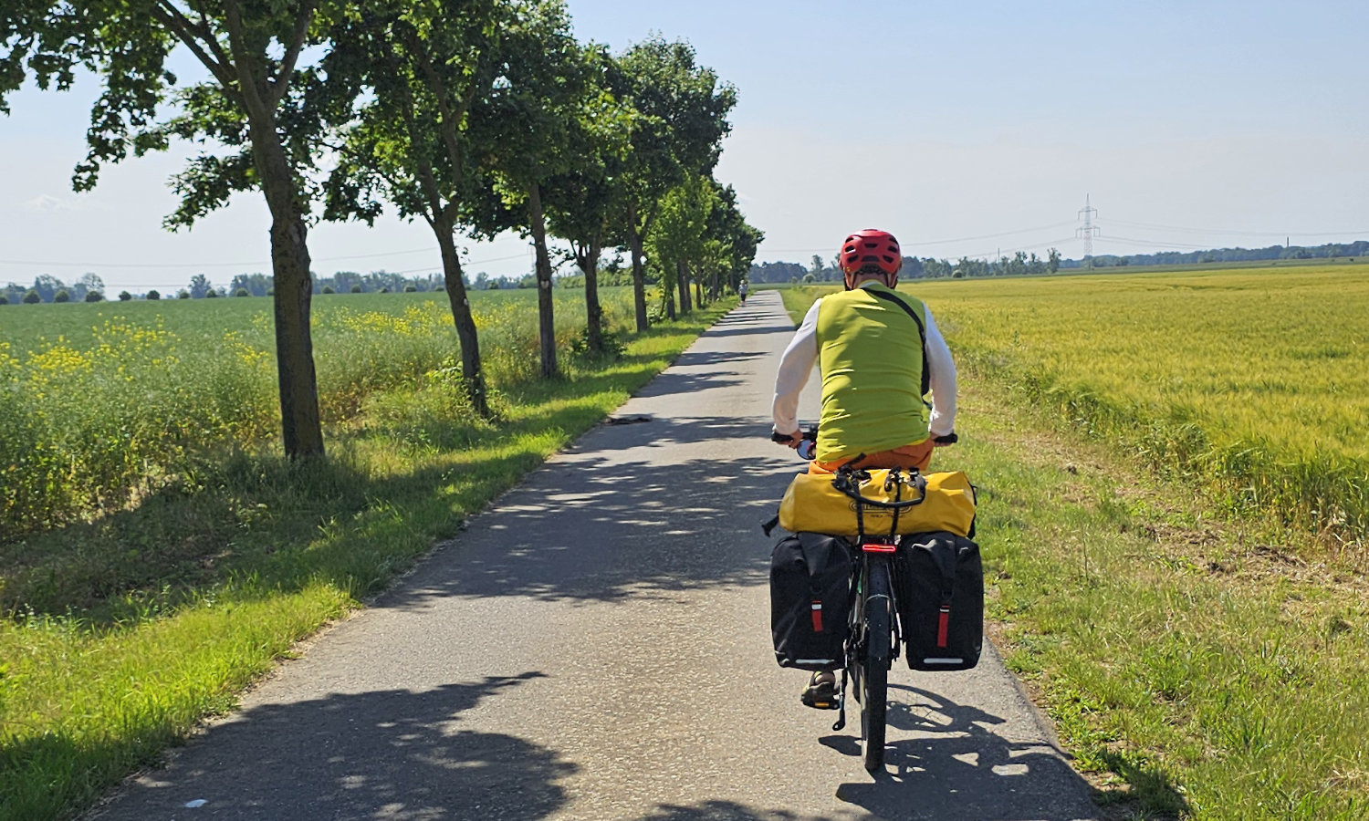 Barbara-Jo_mit-E-Bikes-der-Elbe-entlang_2.jpg